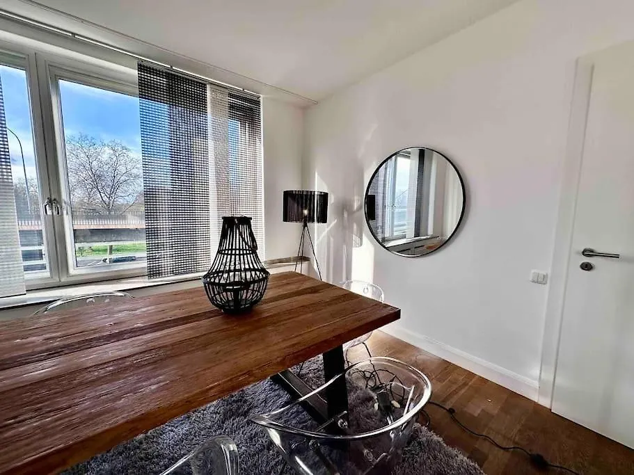 Appartamento Spectecular Rhineview Fair Parking Luxury 12 Pers Düsseldorf 0*,  Germania